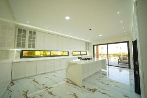 Großes weißes Zimmer mit einem Tisch und einem Sofa in der Unterkunft Villa Royal Paradise - Pool, Football, Tennis, Cinema in Sidi Bibi