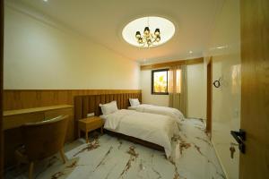 ein Schlafzimmer mit einem großen Bett und einem Kronleuchter in der Unterkunft Villa Royal Paradise - Pool, Football, Tennis, Cinema in Sidi Bibi + 56 Fotos