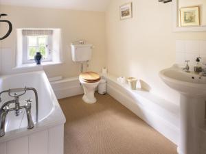 ein Badezimmer mit Toilette, Badewanne und Waschbecken in der Unterkunft West Cottage in Myddfai