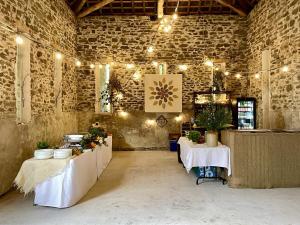 ein Zimmer mit zwei Tischen mit Blumen darauf in der Unterkunft West Cottage in Myddfai