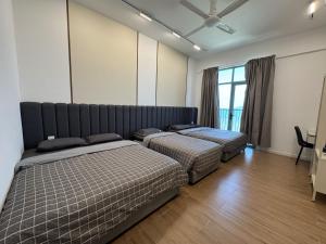 Dos camas sentadas en una habitación con en Bay Suites l Seaview l 8 Pax l SICC l 沙巴全海景民宿, en Kota Kinabalu 28 fotos más