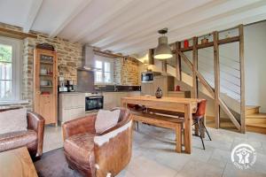 吉代勒Les pommiers的带木桌椅的客厅