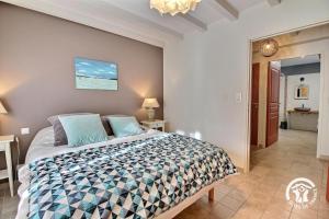 吉代勒Les pommiers的房间里有一张大床的卧室