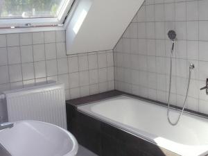 AltengronauにあるFerienwohnung in ehemaliger Bankのバスタブと洗面台のあるバスルーム +17枚の写真