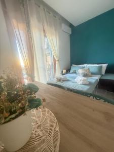 a bedroom with a bed and a window at Di Michi in Torre del Greco