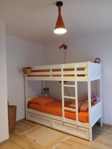 Ένα ή περισσότερα κρεβάτια σε δωμάτιο στο La route des vignes