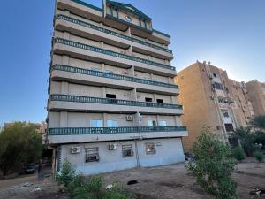 un grand bâtiment avec des balcons sur le côté dans l'établissement Aswan City Star, à Assouan