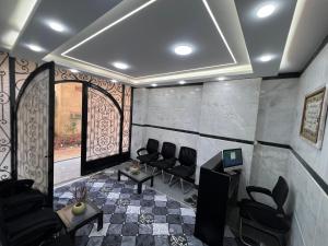 une pièce avec un salon avec des chaises et une fenêtre dans l'établissement Aswan City Star, à Assouan