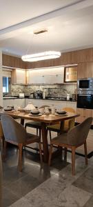 Kuchyň nebo kuchyňský kout v ubytování Luxurious Stella 2-bedroom Apartment with Pool