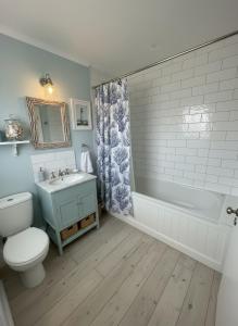 a bathroom with a toilet and a tub and a sink at 3 bedroom home in Sunderland in Pallion