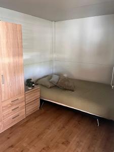 Postel nebo postele na pokoji v ubytování Tiny House am See - Camp Velenje