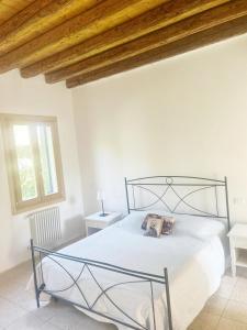 Un dormitorio con una cama con techo de madera. en Villa Riviera Naviglio Venezia, en Vigonovo
