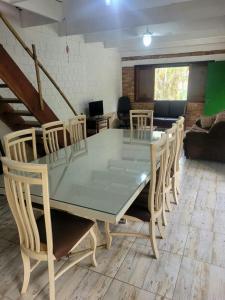 Una mesa de comedor y sillas en una sala de estar. en Espaço Villa dos Anjos, en Morretes