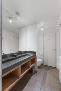 a bathroom with a large sink and a toilet at Grevelingenmeer Panorama Villa 4p - Luxe & Natuur - Villa 14 in Ouddorp +29 photos