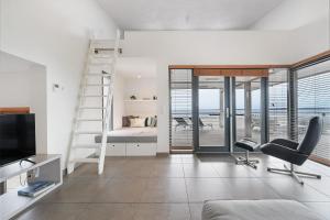 a bedroom with a loft bed and a desk and a chair at Grevelingenmeer Panorama Villa 4p - Luxe & Natuur - Villa 14 in Ouddorp