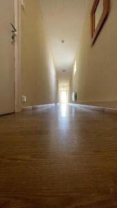 een lege kamer met een gang met een deur bij LES VOYAGEURS - Vairé in Vairé