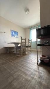 een woonkamer met een tafel en stoelen en een piano bij LES VOYAGEURS - Vairé in Vairé