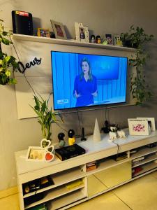 TV a/nebo společenská místnost v ubytování Fique no coração de Belém