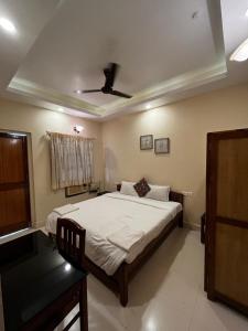 une chambre avec un grand lit avec un plafond dans l'établissement Tha Villa Calangute, à Calangute