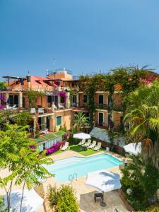 an aerial view of a resort with a swimming pool at Domus De Janas Sul Mare in Bari Sardo