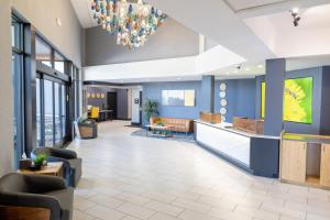 an office lobby with a waiting area and a chandelier at Creekside Hotel & Suites in Canyonville