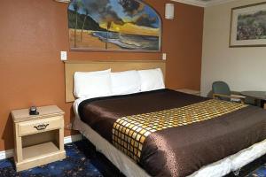 アナハイムにあるRobinhood Motel Anaheim Westのベッドとテーブルのあるホテルの部屋