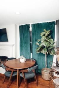 une salle à manger avec une table et une plante en pot dans l'établissement Modern & Spacious Stay by Northwestern Hospital Bronzeville, à Chicago