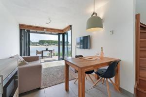 奥德多普Studio Waterfront | 2 Pers.的配有桌子和沙发的厨房和客厅