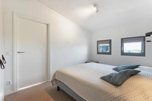 奥德多普Studio Waterfront | 2 Pers.的一间白色卧室,配有床和2个窗户