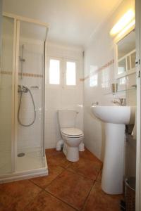 サン・ペ・シュル・ニヴェルにあるMaison "harotcheta"のトイレ、シャワー、洗面台を備えたバスルーム +28枚の写真