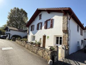 サン・ペ・シュル・ニヴェルにあるMaison "harotcheta"の通り側白家