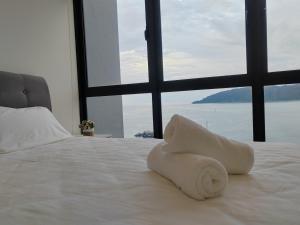 Ένα ή περισσότερα κρεβάτια σε δωμάτιο στο Seaview 1BR with Balcony at The Shore Kota Kinabalu +26 φωτογραφίες