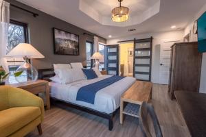 Ένα ή περισσότερα κρεβάτια σε δωμάτιο στο Lakefront Luxury Home in Texas Hill Country With scenic views and loaded with amenities +87 φωτογραφίες