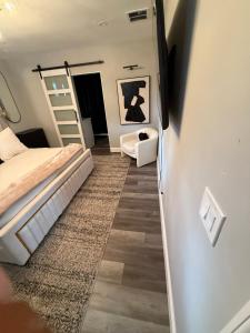 Postel nebo postele na pokoji v ubytování Spacious, Luxe Four bedroom House with Pool 15 mins away from Fort Lauderdale Airport, Beaches and Shops! + 1 fotografie