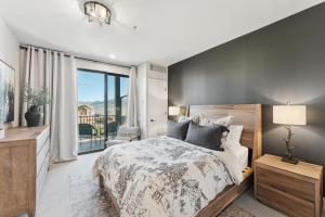 een slaapkamer met een bed en een groot raam bij The Mason 3026 in Cranmer +17 foto's