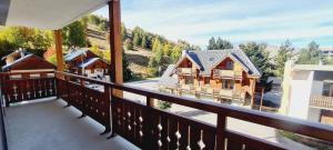 d'un balcon avec vue sur une maison. dans l'établissement Eperon 1 NA2 - 3P4, à Les Deux Alpes