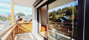 d'un balcon offrant une vue sur les montagnes depuis sa fenêtre. dans l'établissement Eperon 1 NA2 - 3P4, à Les Deux Alpes 3 autres photos