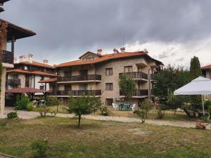 a large apartment building with a yard in front of it at Apartament 4 seasons - Top Lodge in Bansko