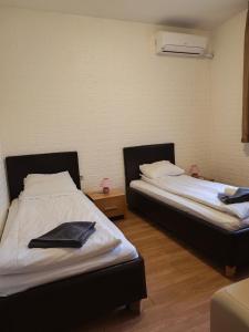 two beds sitting in a room withermottermott at Apartament 4 seasons - Top Lodge in Bansko