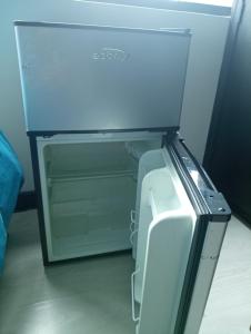 波哥大casa bosque habitación 201的一个敞开的冰箱里放着一台Wii游戏机