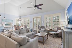 Inlet Beach - 70 Pinecrest في بنما سيتي بيتش: غرفة معيشة مع أريكة وطاولة