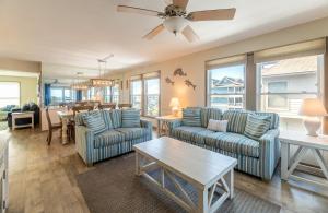 Χώρος καθιστικού στο K0008H Sandy Dream - Oceanfront Condo, Amazing Views!