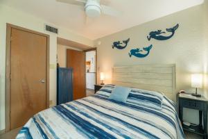 Ένα ή περισσότερα κρεβάτια σε δωμάτιο στο K0008H Sandy Dream - Oceanfront Condo, Amazing Views!