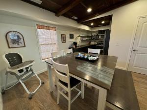 Kuchyň nebo kuchyňský kout v ubytování Balcony-bbq-firepit-hot Tub-king-full Kitchen-tv