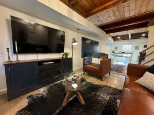 TV a/nebo společenská místnost v ubytování Balcony-bbq-firepit-hot Tub-king-full Kitchen-tv