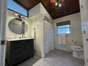 Koupelna v ubytování Balcony-bbq-firepit-hot Tub-king-full Kitchen-tv + 27 fotografií