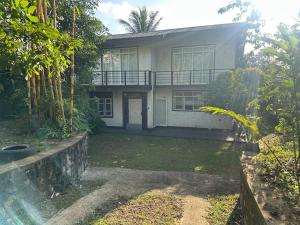 una casa blanca con un patio delante en Bamboo Tree Villa, 