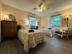 Postel nebo postele na pokoji v ubytování Bbq, Wifi, Full Kitchen, Smarttv, Firepit, Queen