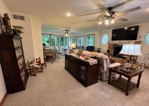 TV a/nebo společenská místnost v ubytování Bbq, Wifi, Full Kitchen, Smarttv, Firepit, Queen