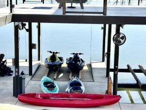 Επισκέπτες που μένουν στο Lakefront Luxury Home in Texas Hill Country With scenic views and loaded with amenities